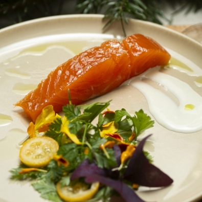 Saumon confit sur pic, crème de raifort, 12 pièces 