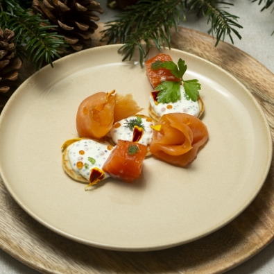 Saumon fumé et sauce aigrelette 